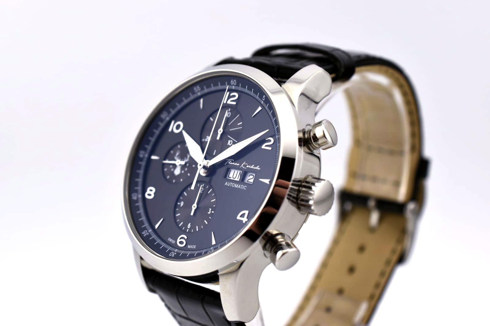 Montre créateur Thomas Karbiche La 211 n°5, Valjoux 7750 automatique, série limitée 11 ex, pièce horlogère unique 2 Cette montre créateur Thomas Karbiche La 211 n°8 incarne une approche unique du design horloger, assemblée à partir de composants horlogers d’invendus du début des années 2000. Chaque pièce devient ainsi un garde-temps exclusif et singulier, pensé comme une création d’atelier. Ce modèle se distingue par son cadran soleillé peint à la main.</p>
<p>Une montre créateur d’exception, idéale pour les amateurs de pièces horlogères uniques, techniques et contemporaines.