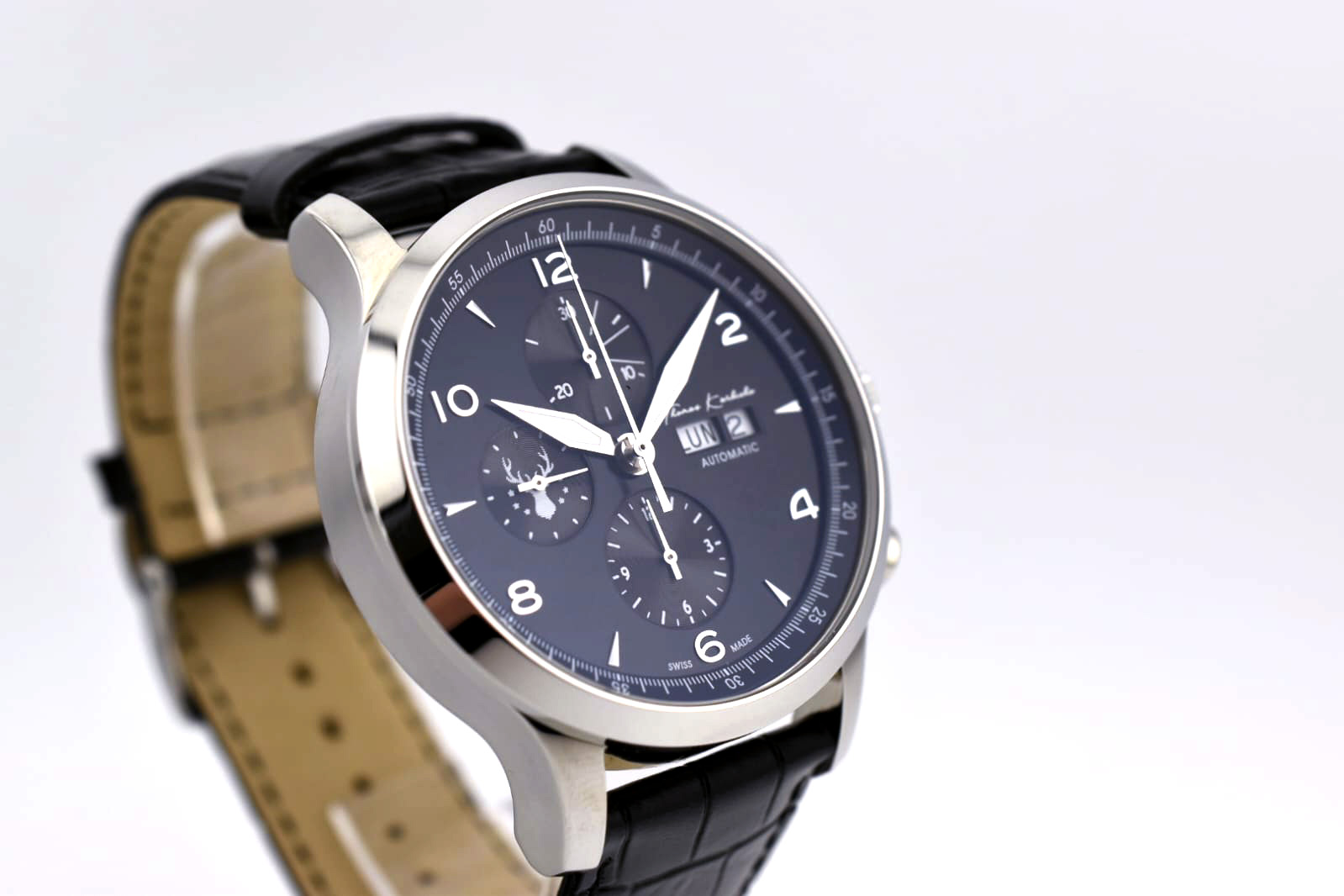 Montre créateur Thomas Karbiche La 211 n°5, Valjoux 7750 automatique, série limitée 11 ex, pièce horlogère unique 3 Cette montre créateur Thomas Karbiche La 211 n°8 incarne une approche unique du design horloger, assemblée à partir de composants horlogers d’invendus du début des années 2000. Chaque pièce devient ainsi un garde-temps exclusif et singulier, pensé comme une création d’atelier. Ce modèle se distingue par son cadran soleillé peint à la main. Une montre créateur d’exception, idéale pour les amateurs de pièces horlogères uniques, techniques et contemporaines.