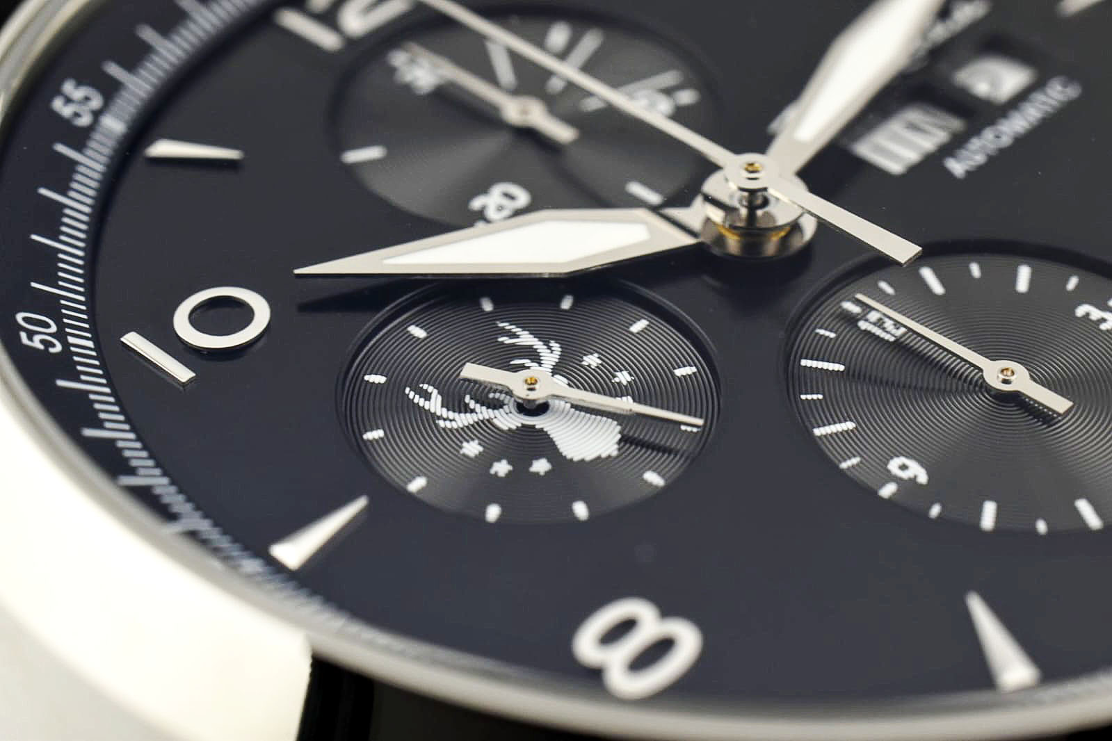 Montre créateur Thomas Karbiche La 211 n°5, Valjoux 7750 automatique, série limitée 11 ex, pièce horlogère unique Cette montre créateur Thomas Karbiche La 211 n°8 incarne une approche unique du design horloger, assemblée à partir de composants horlogers d’invendus du début des années 2000. Chaque pièce devient ainsi un garde-temps exclusif et singulier, pensé comme une création d’atelier. Ce modèle se distingue par son cadran soleillé peint à la main.</p>
<p>Une montre créateur d’exception, idéale pour les amateurs de pièces horlogères uniques, techniques et contemporaines.